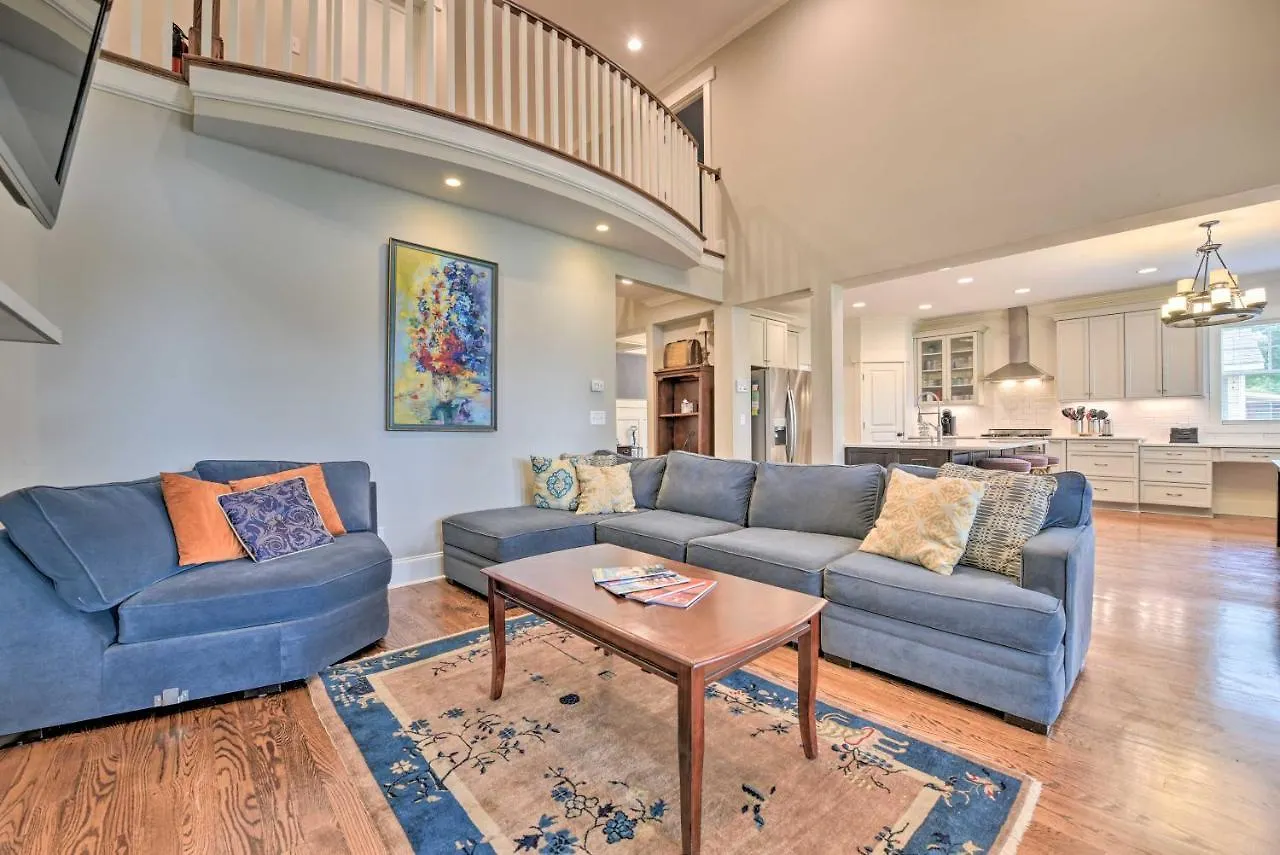 Charlotte Home With Deck In Noda District Near Unc!