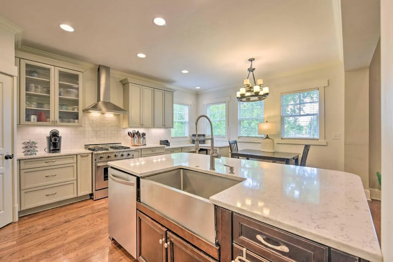 Charlotte Home With Deck In Noda District Near Unc!
