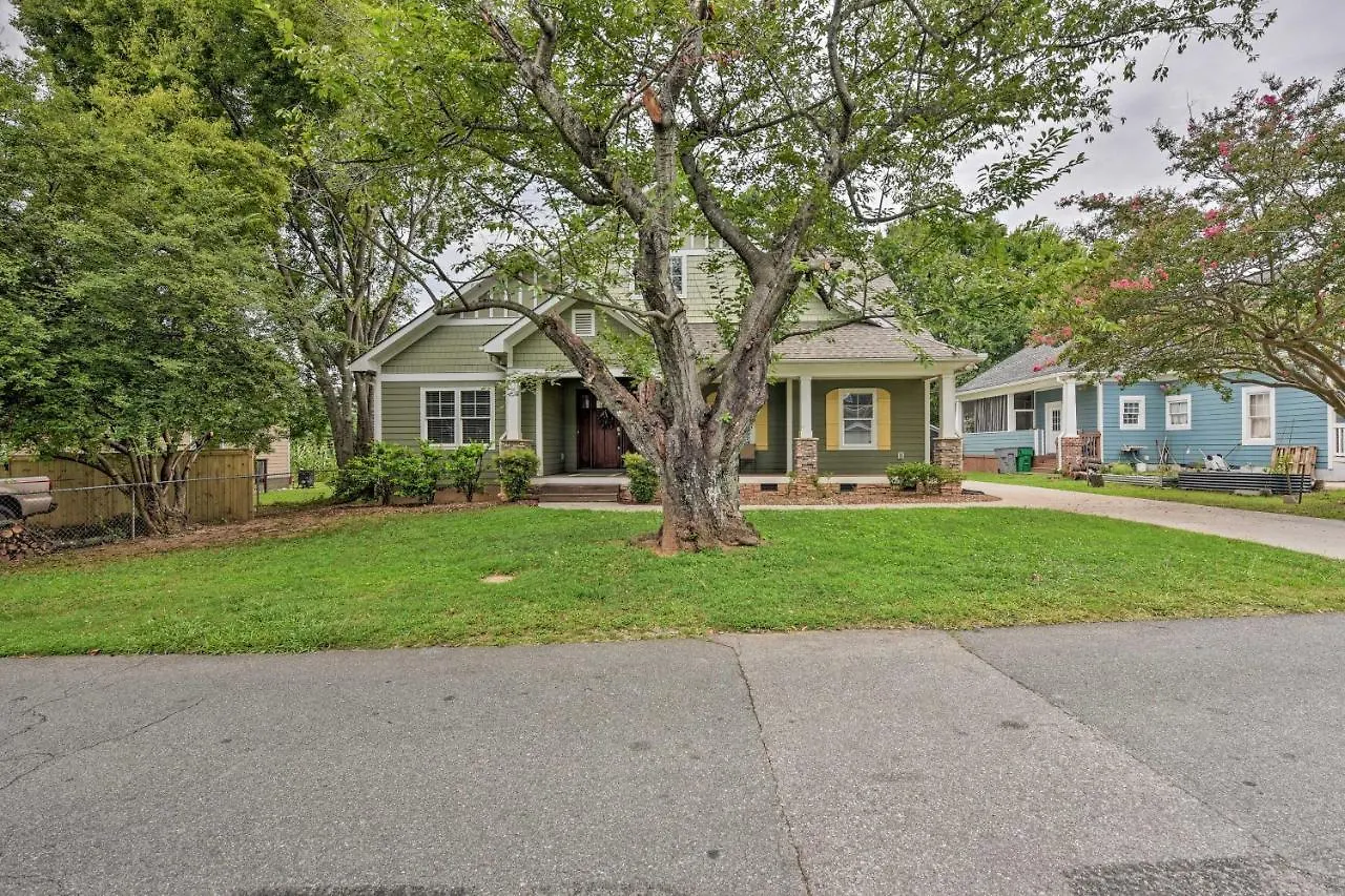 Charlotte Home With Deck In Noda District Near Unc! 0*,  United States